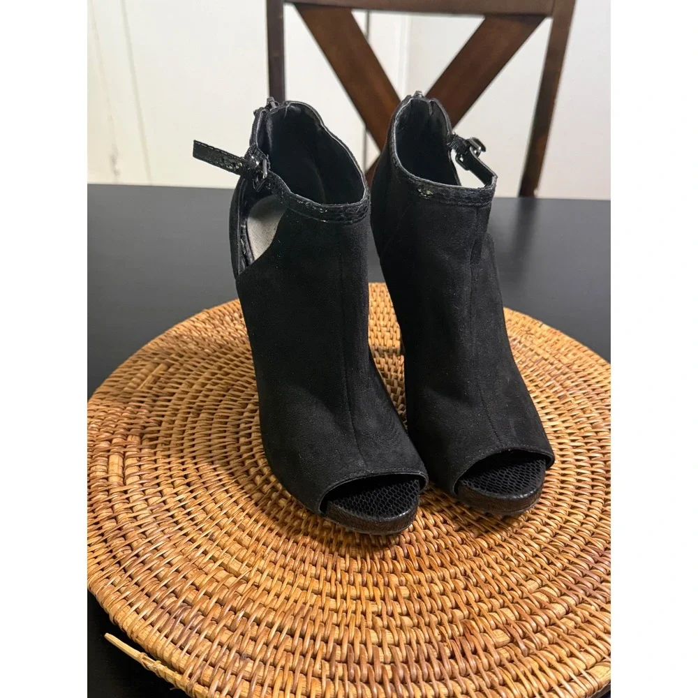 G by GUESS Colsen Black Peep Toe Booties Snakeskin Heel GGCOLSEN-C  7.5M